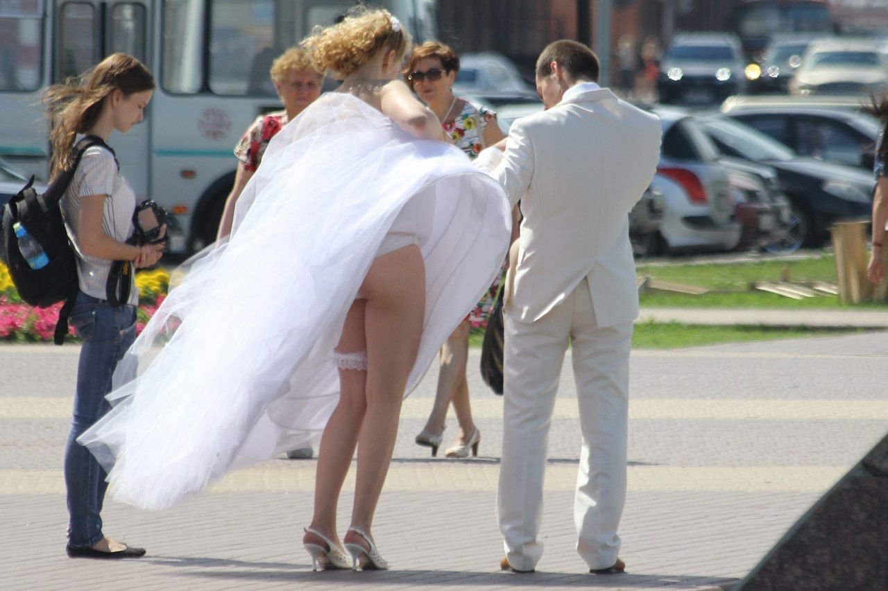 Почему не стало видно. Задрал платье невесте. Заглянул под платье. Невесты без платьев.
