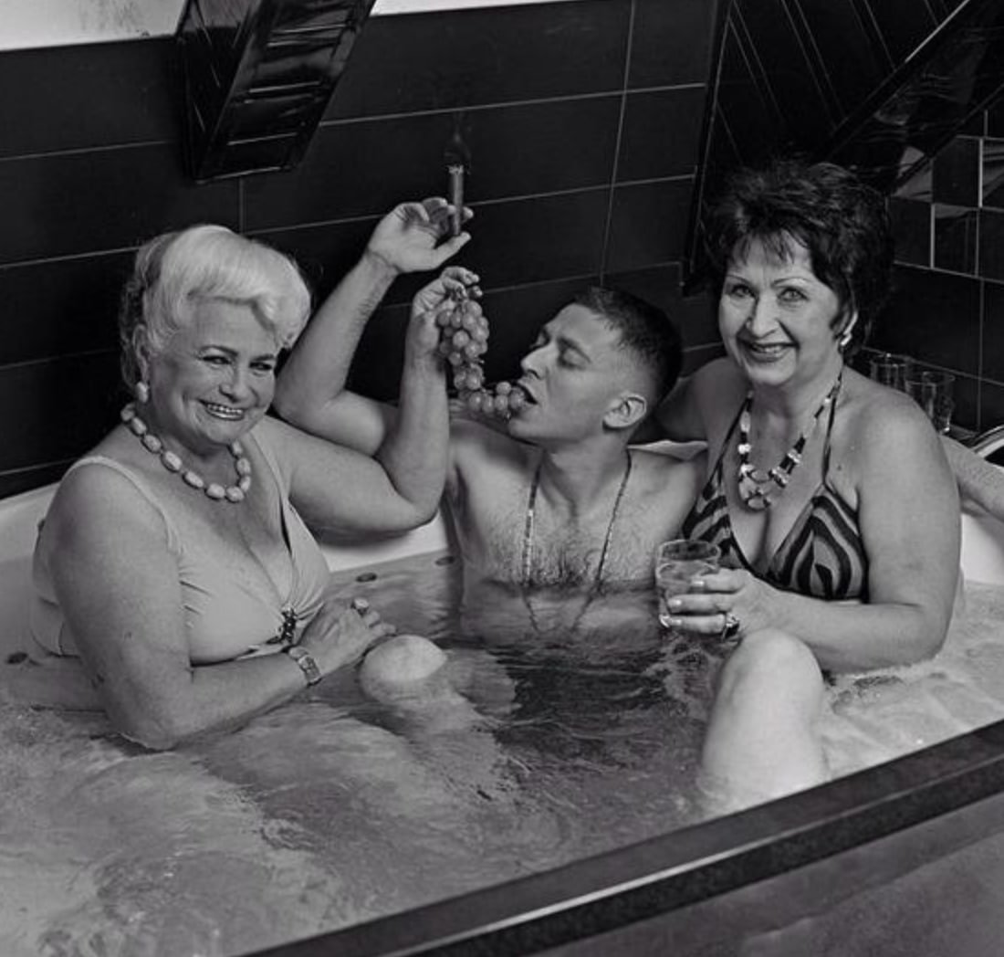 Мама дает в душе. Оксимирон с бабулями в ванне. Женщина в ванной. Оксимирон с бабушками в ванной. Бабушка в ванной.