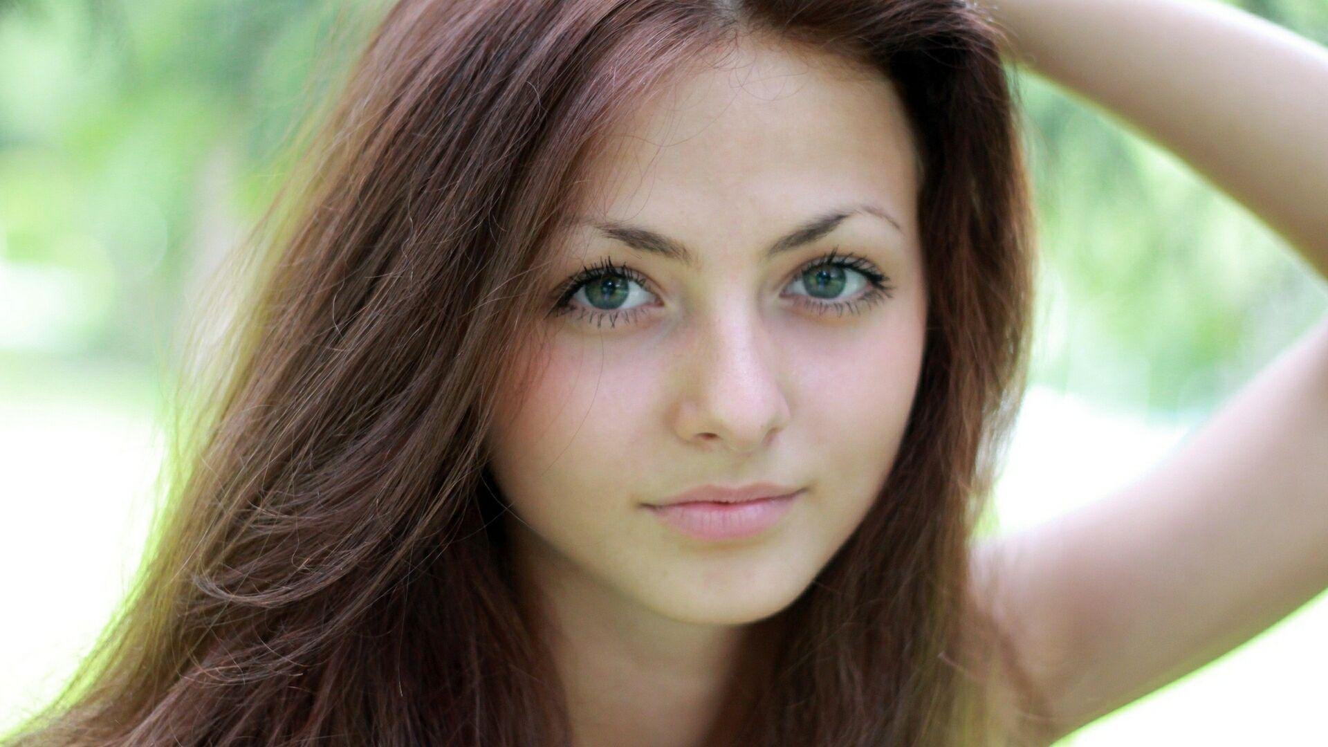 Молодая девушка 17 лет. Девушка с зеленымигллазами. Зелёные глаза у девушек. Девушка с зверинимы глазами.