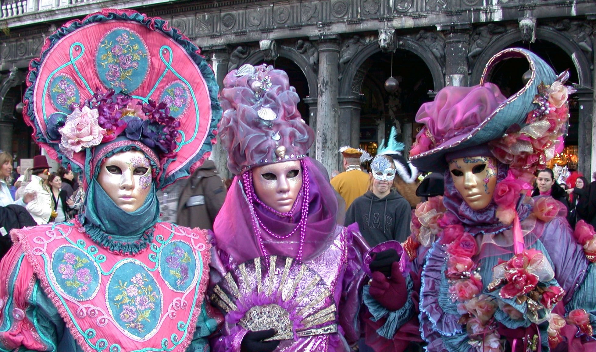 Одевали карнавал. Венецкий карнавал в Италии. Венецианский карнавал (Carnevale di Venezia) – Италия. Бал маскарад Италия. Бал маскарад Венеция.
