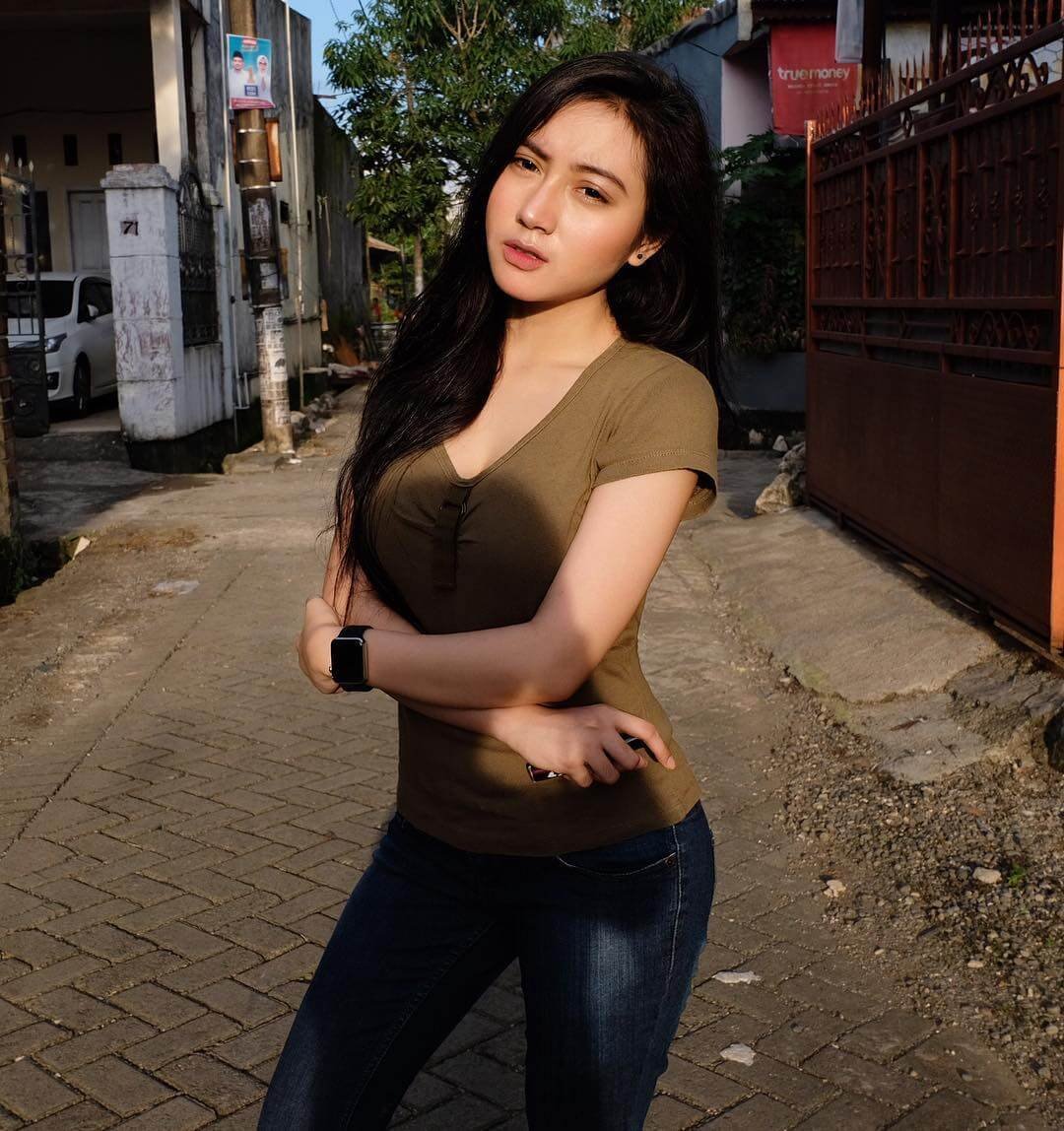 Busty Indonesian 51 Photo