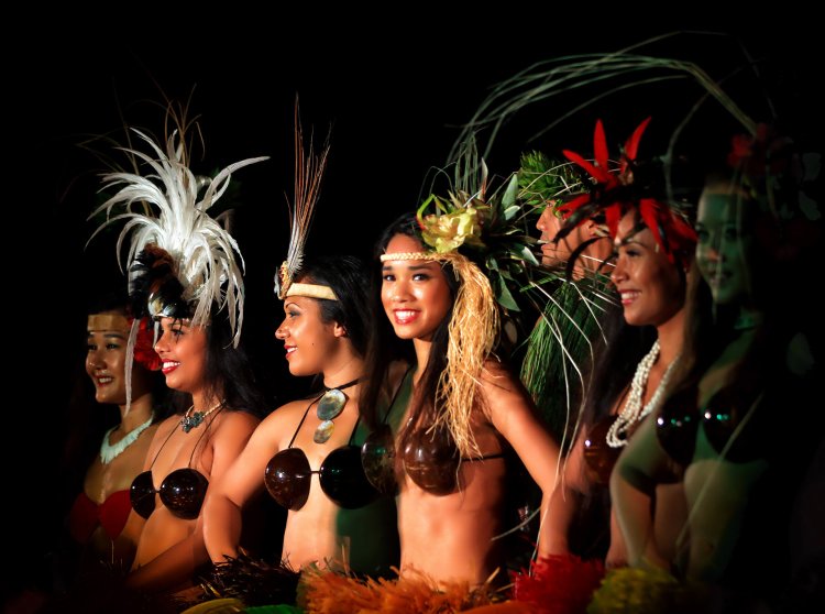 Naked Hawaiian women