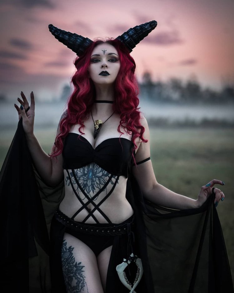 Emma Uanhausend Satanist