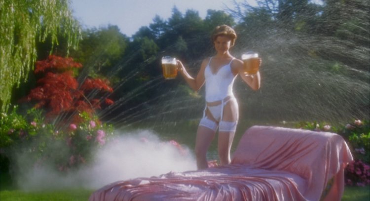 Julie Bowen to stay alive