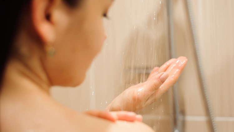 Naked wife in the shower peeping