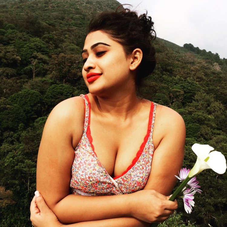 Girls from Indian Pakistani Sri Lankan show boobs