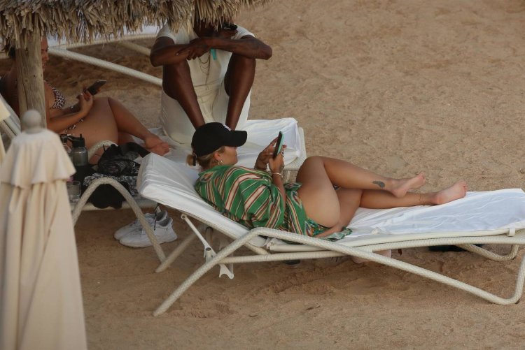 Rita Ora Nudi beach