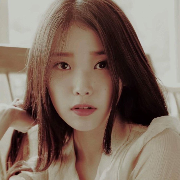 IU Korean singer