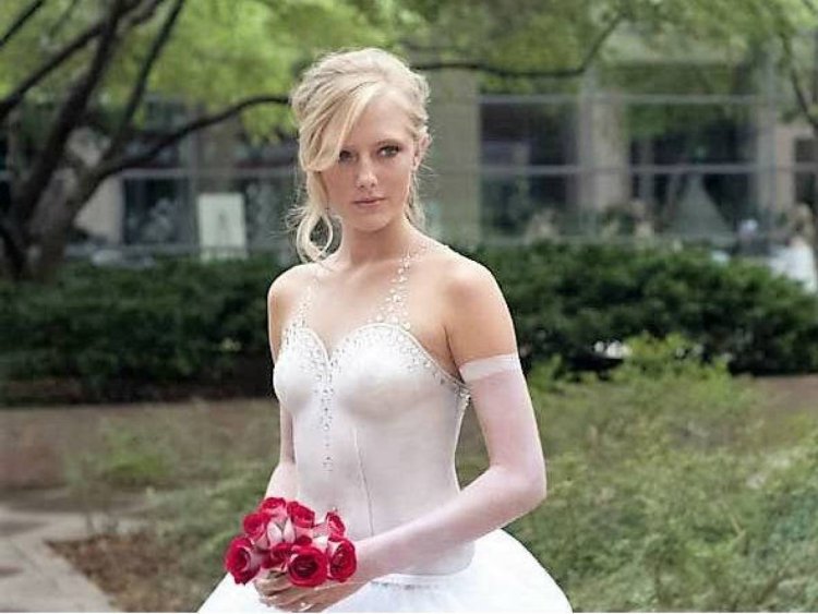 Brides in body art dress