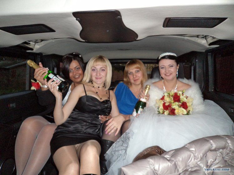 Bride's girlfriends without complexes