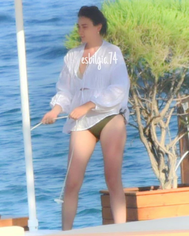 Esra Bilgich is bare