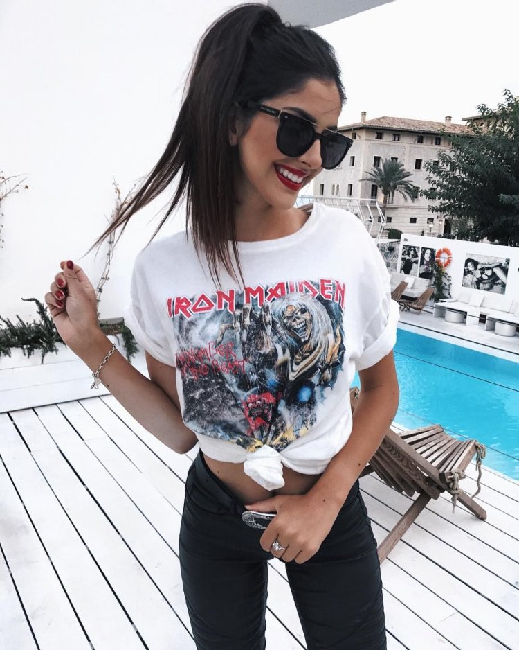 Tyanka trend in a T -shirt