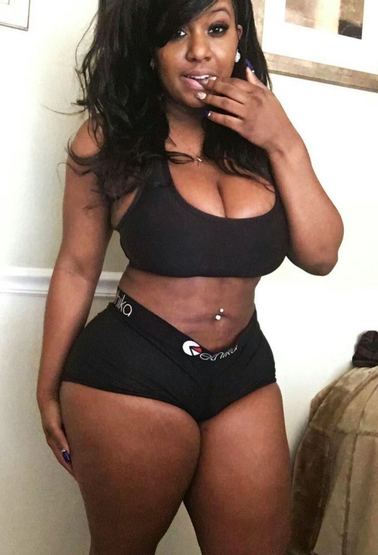 Girl Negro without a bra