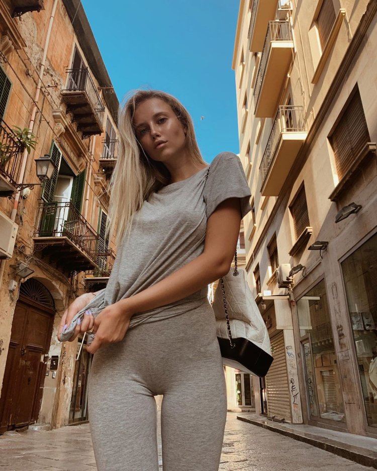 Polina Malinovskaya legs