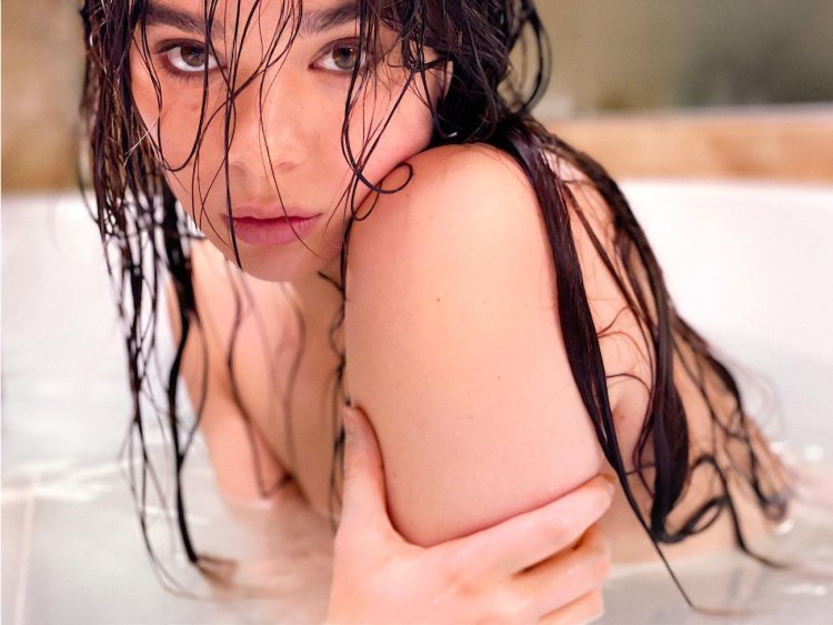 Hailee Steinfeld in underwear