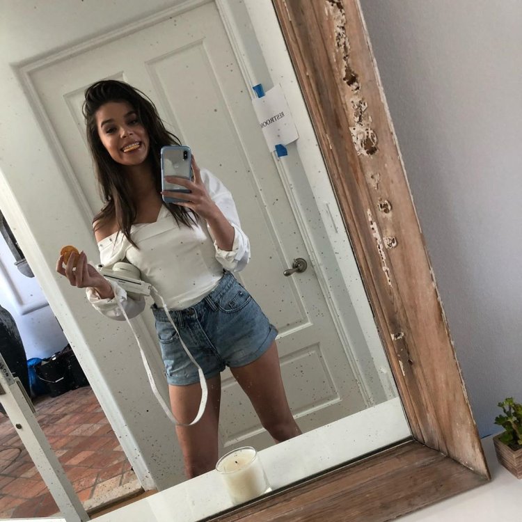 Hailee Steinfeld Hot 2022
