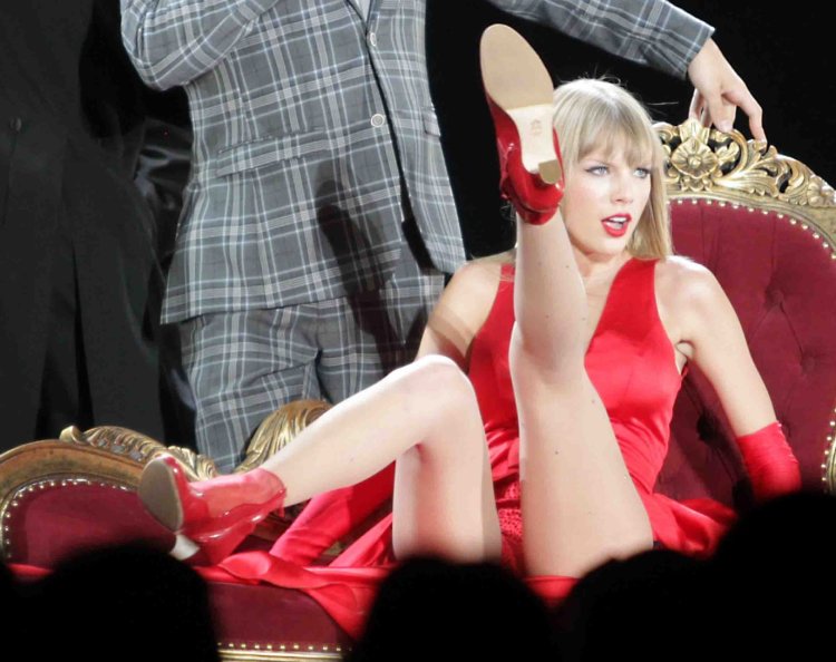 Naked Taylor Swift on stage