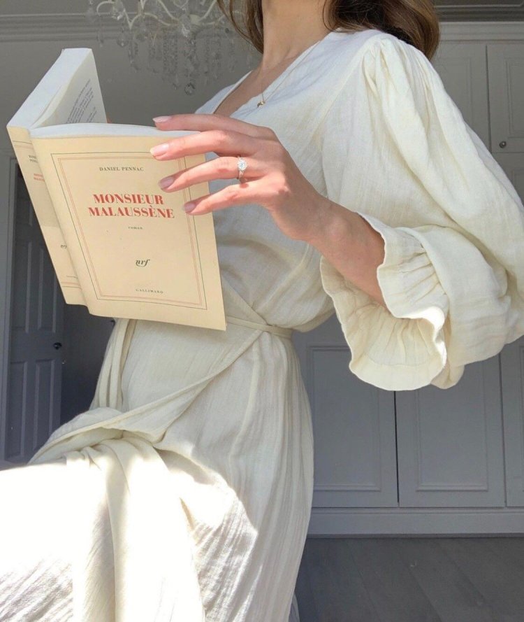 Aesthetics of white clothes girl