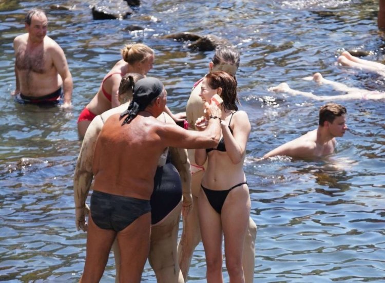 Zoe Deutsch bed scenes in the pool