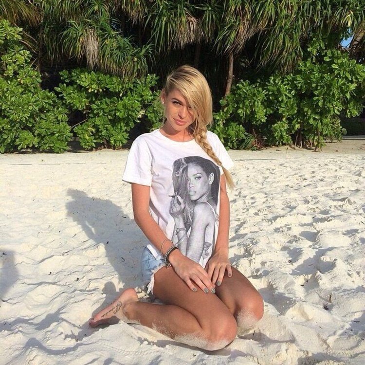 Anna Khilkevich barefoot