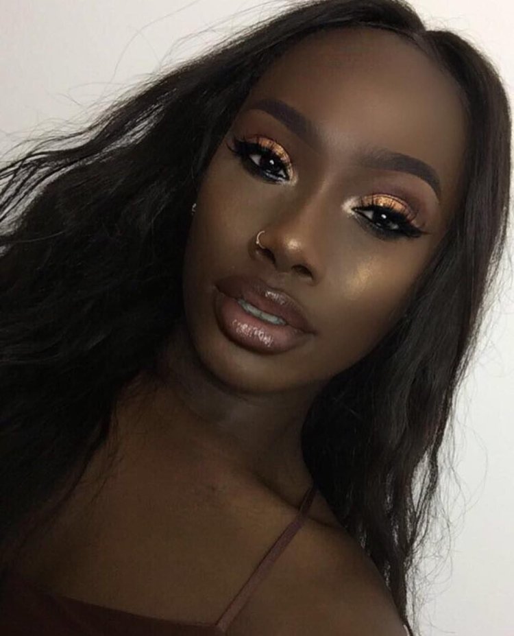 Blogger with dark skin