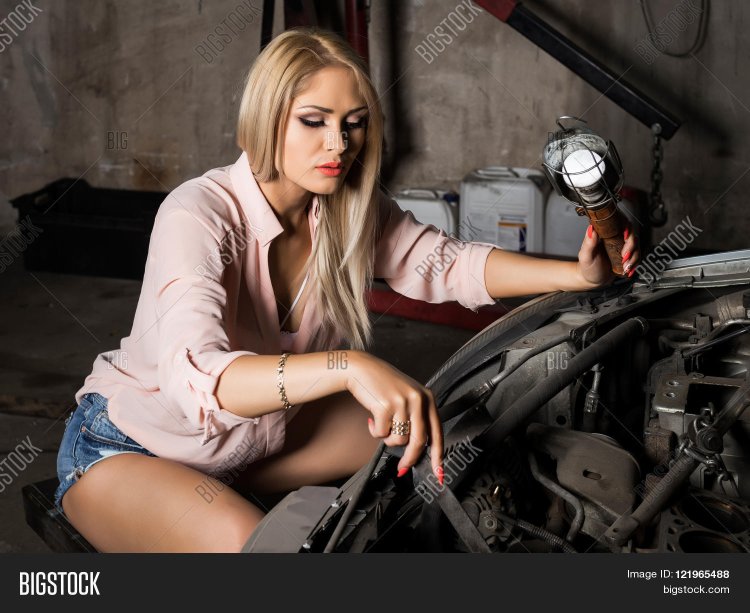 Blonde Auto mechanic