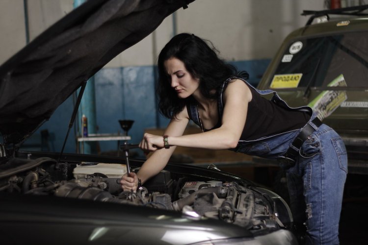 Megan Fox Auto mechanic
