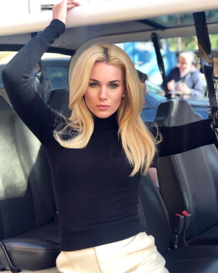 Alina Zaslavskaya model in linen