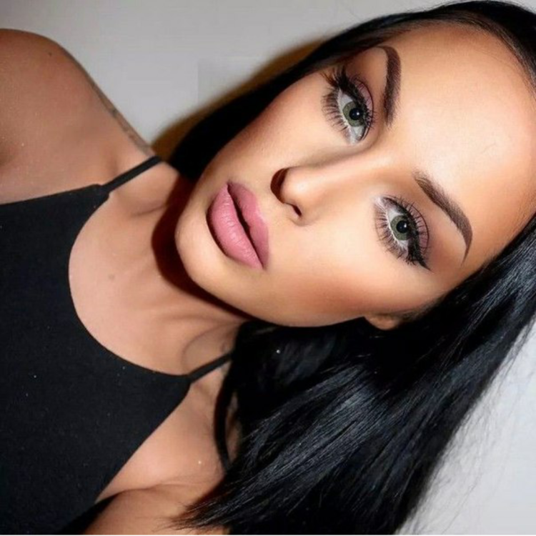 Makeup for brunettes with blue eyes