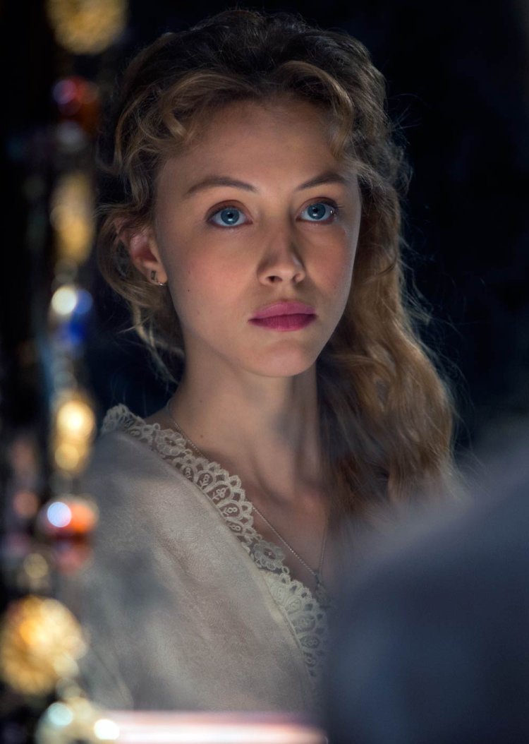 Sarah Gadon Dracula
