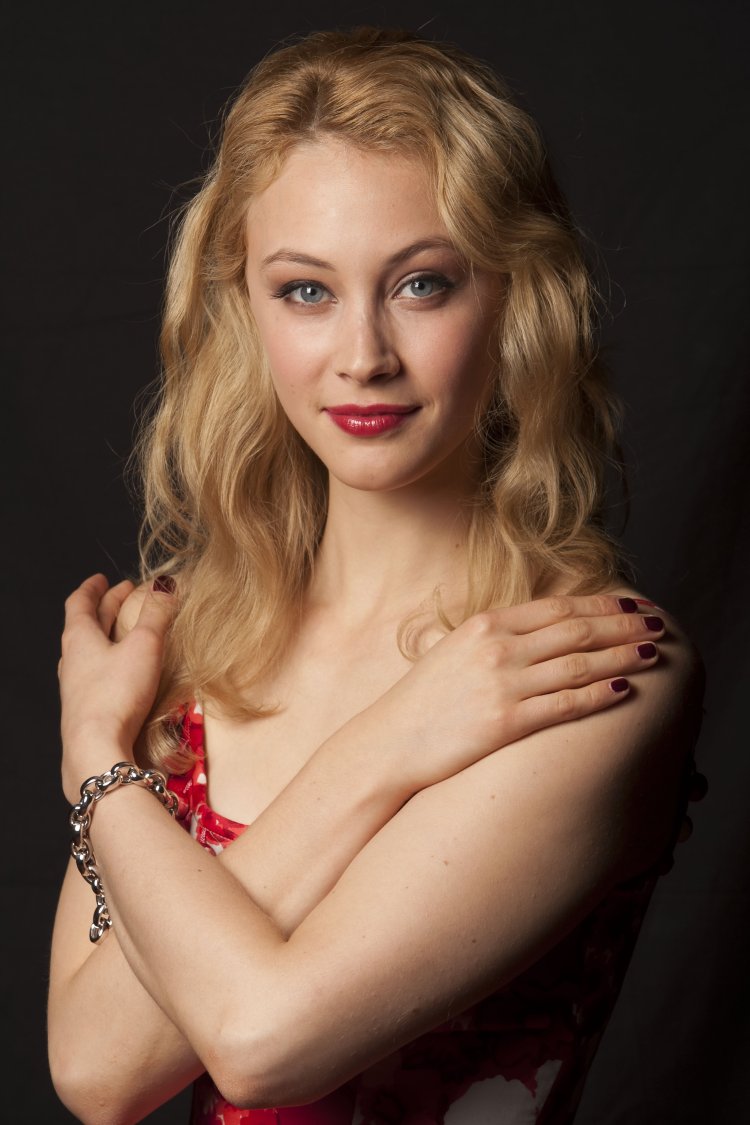 MIRENA Dracula Sarah Gadon