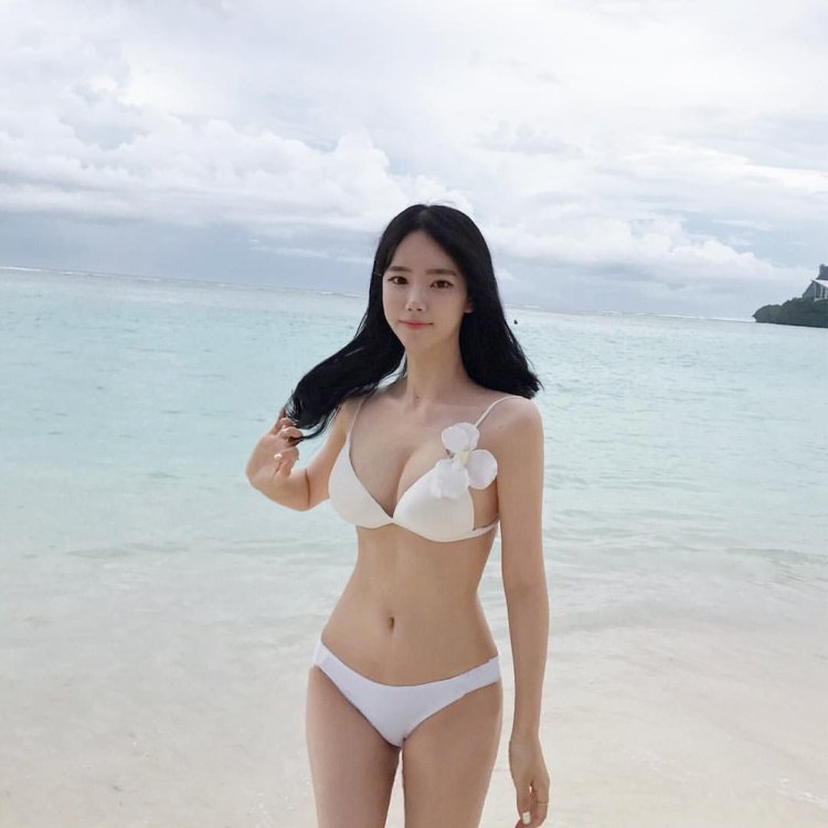 Chinese actresses in bikini