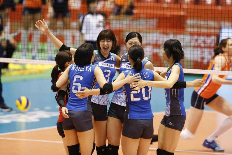 Burnts volleyball players in the team