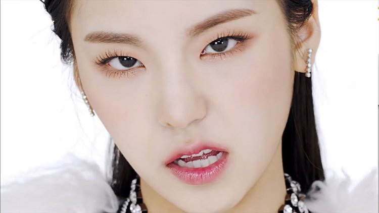 Joji Itzy with pink strand