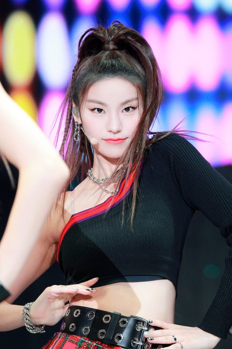 Itzy ryujin and yuna