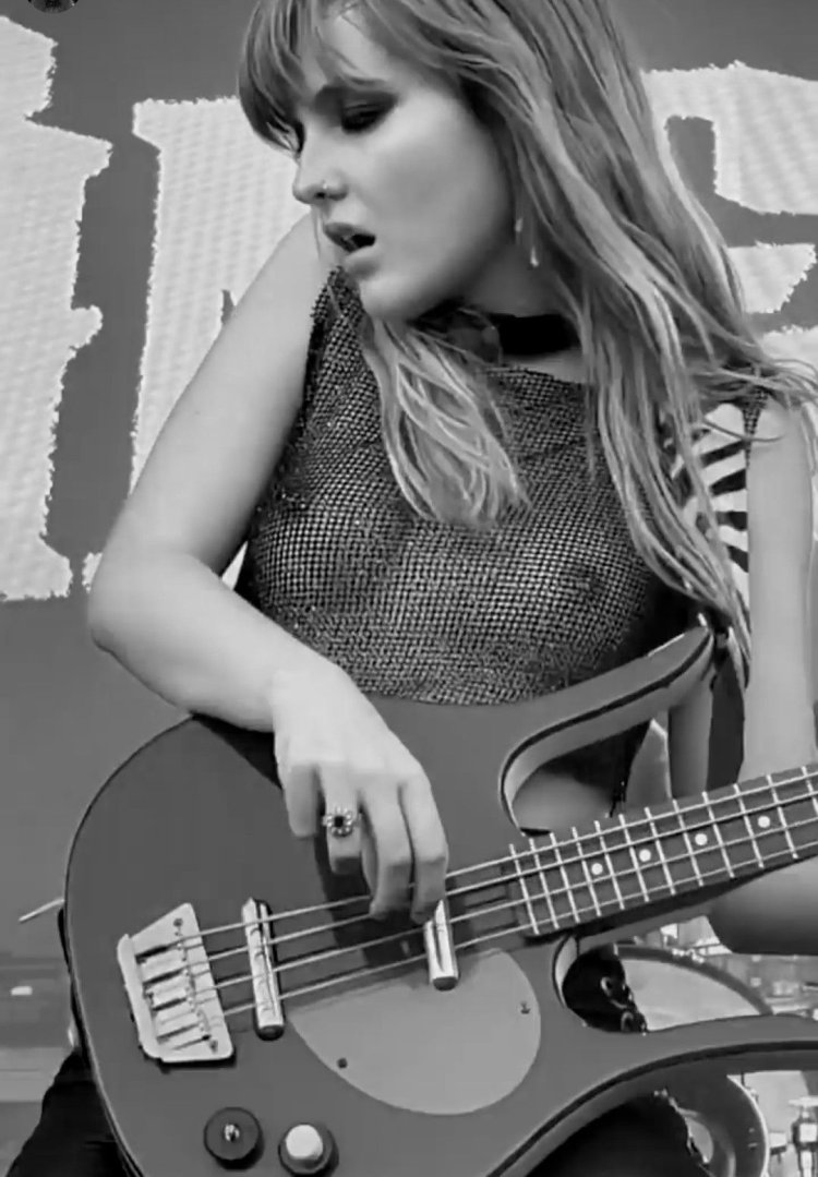 Victoria de Angelis chest