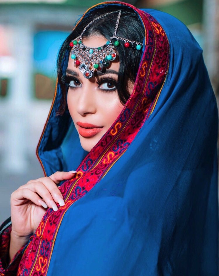 Afghan girls in national costumes