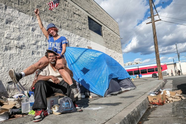 Bomi in America under the bridge