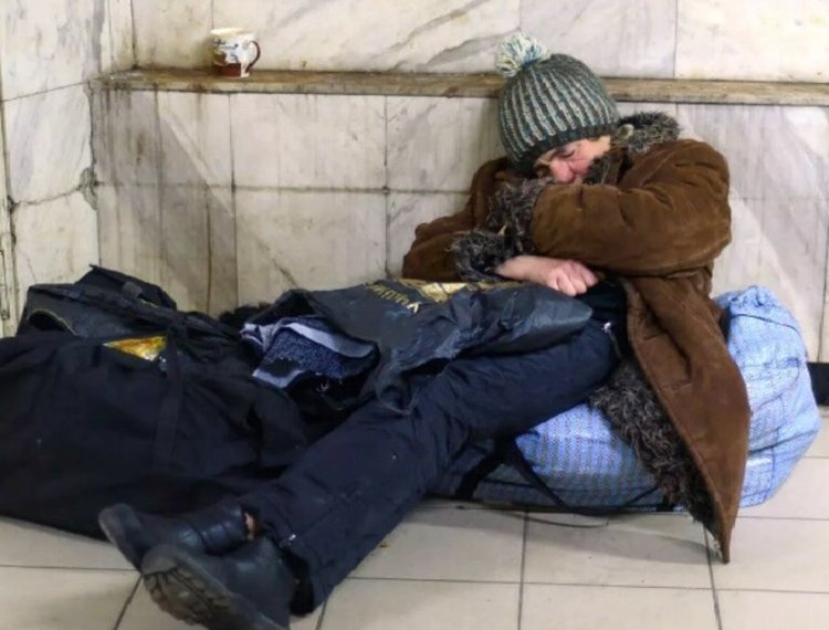 Bomzhikha sleeps at the station
