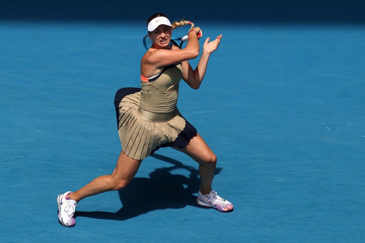 Anastasia Potapova tennis player legs