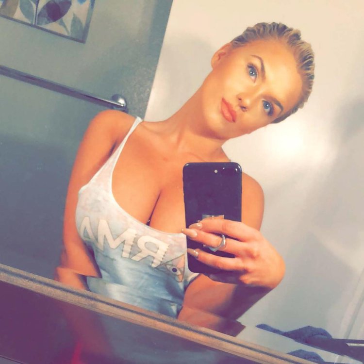 Amy Elizabeth Jackson in laundry