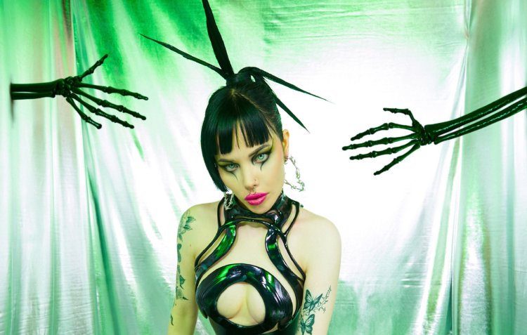 Eliss Glass Prey // IV