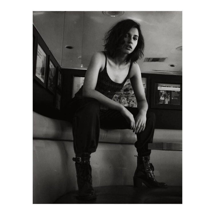 Naomi Scott photo naked