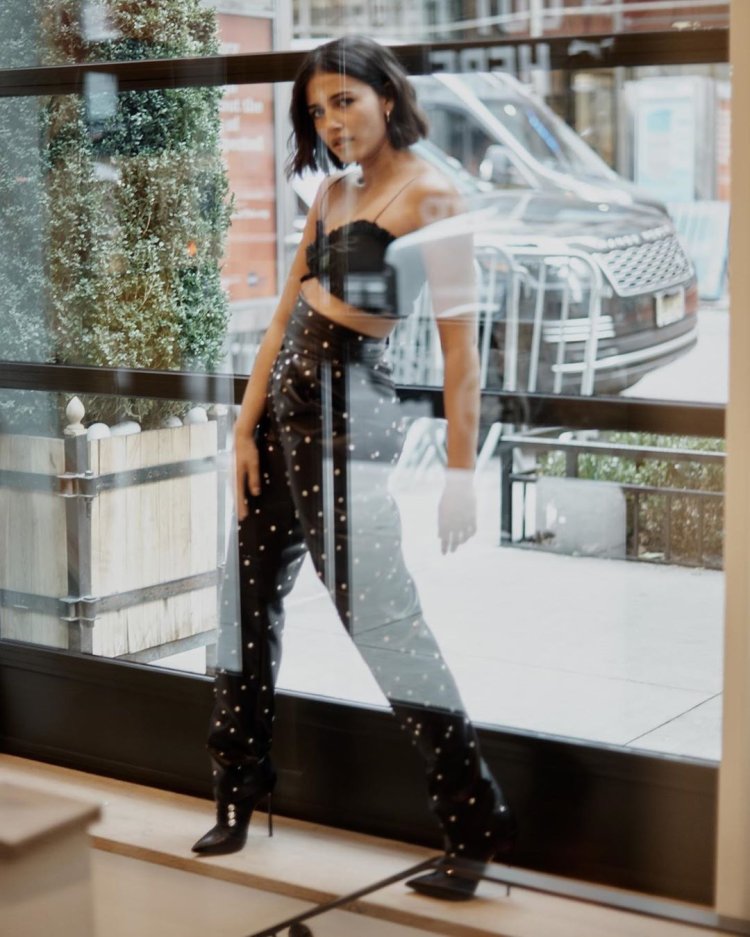 Naomi Scott in jeans