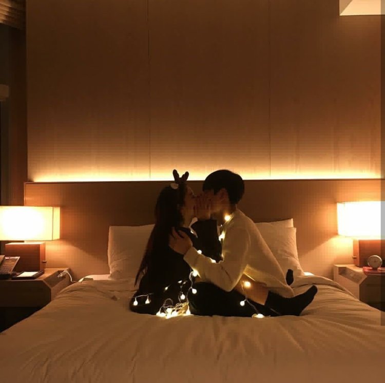 Korean couples at night