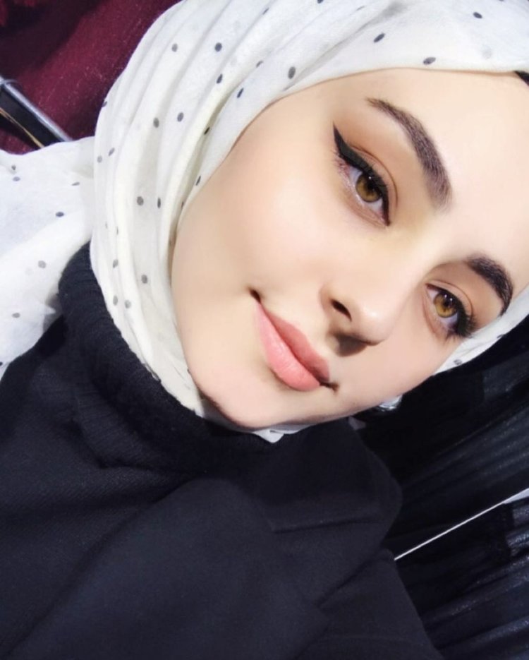 Beautiful Muslim selfie