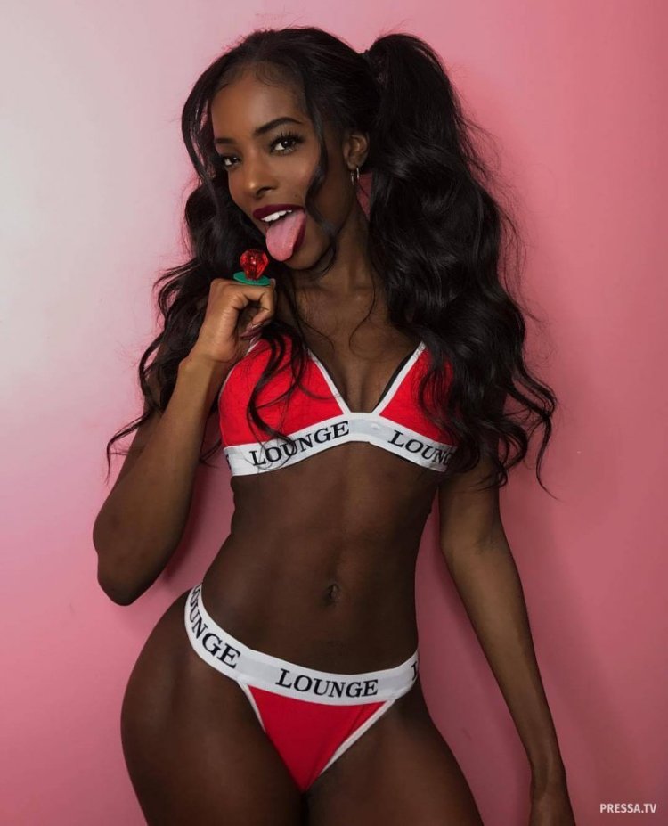 Dark -skinned girls in panties