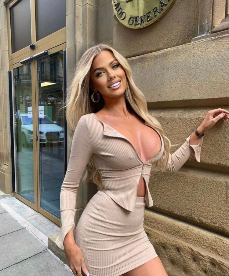 Tanya Rubio in jeans