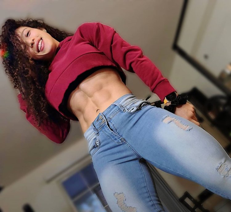 Elizabeth Marquez in jeans