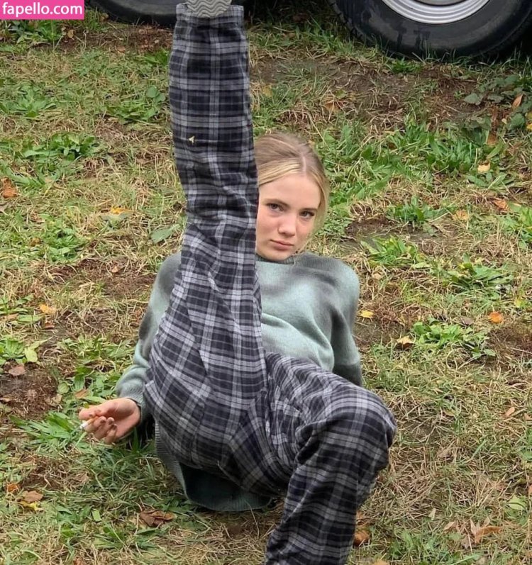 Freya Allan in leggings